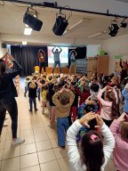 Les maternelles répètent la danse de Saint Nicolas