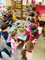 Les petits cœurs trient les trésors d&#039;automne