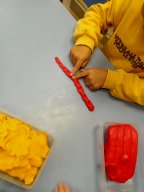 Les petits coeurs manipulent la plasticine